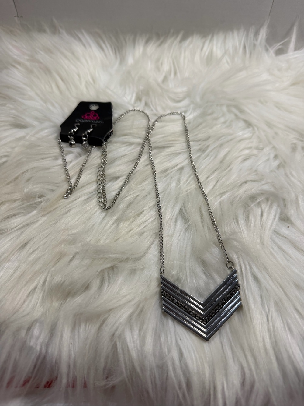 🩷5/$10🩷 paparazzi Silver Multi-Layer Chevron Necklace